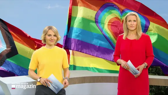 Marie-Luise Bram und Gabi Lüeße stehen im Studio.