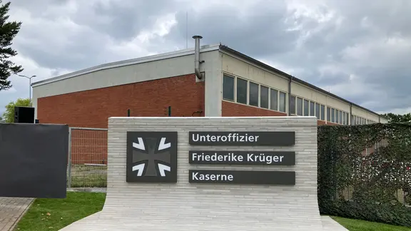 Ein Schild mit der Aufschrift "Unteroffizier Friederike Krüger Kaserne"