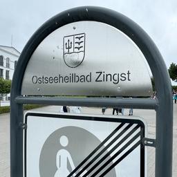"Ostseeheilbad Zingst" steht auf einem Schild am Seebrückenvorplatz.