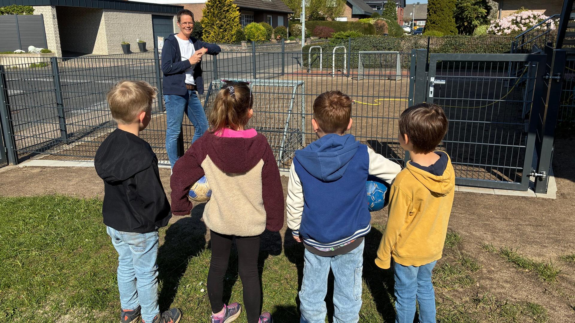 Kindergartenkinder stehen mit Fußbällen vor einem kleinen Fußballplatz | NDR, Anke Hoffmann