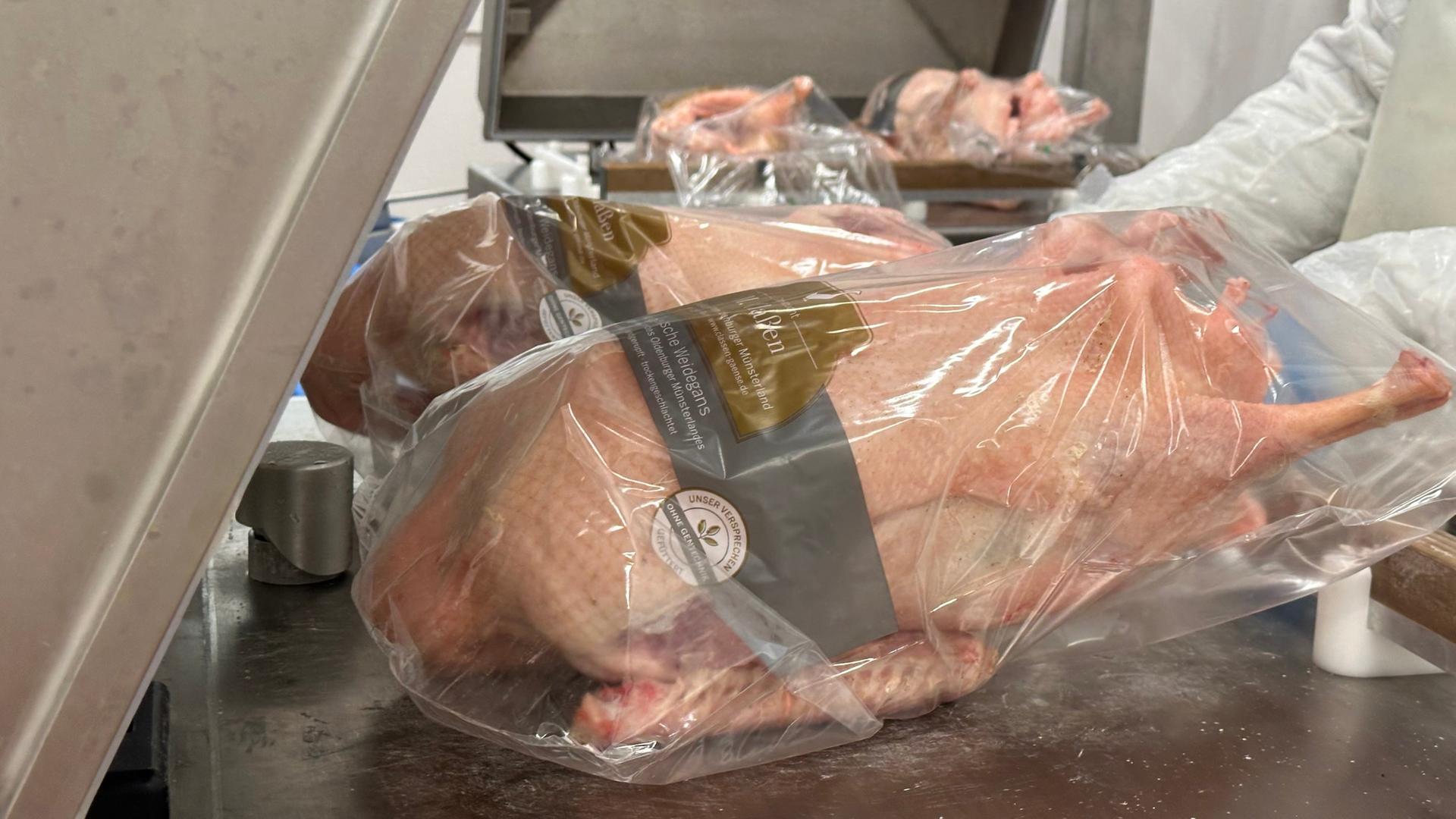 Eingepackte rohe Gans | Lotti Höfer