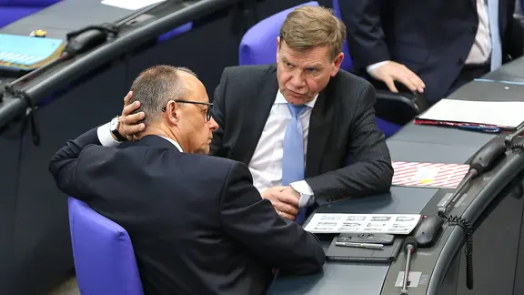 Johann Wadephul (r, CDU) und Friedrich Merz (CDU) unterhalten sich im Bundestag.