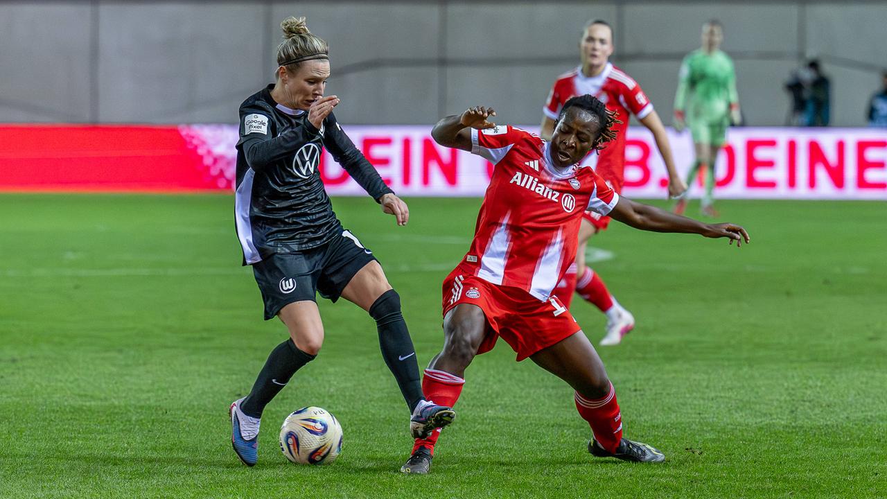 Svenja Huth (l.) vom VfL Wolfsburg im Duell mit Bernadette Amani vom FC Bayern München 