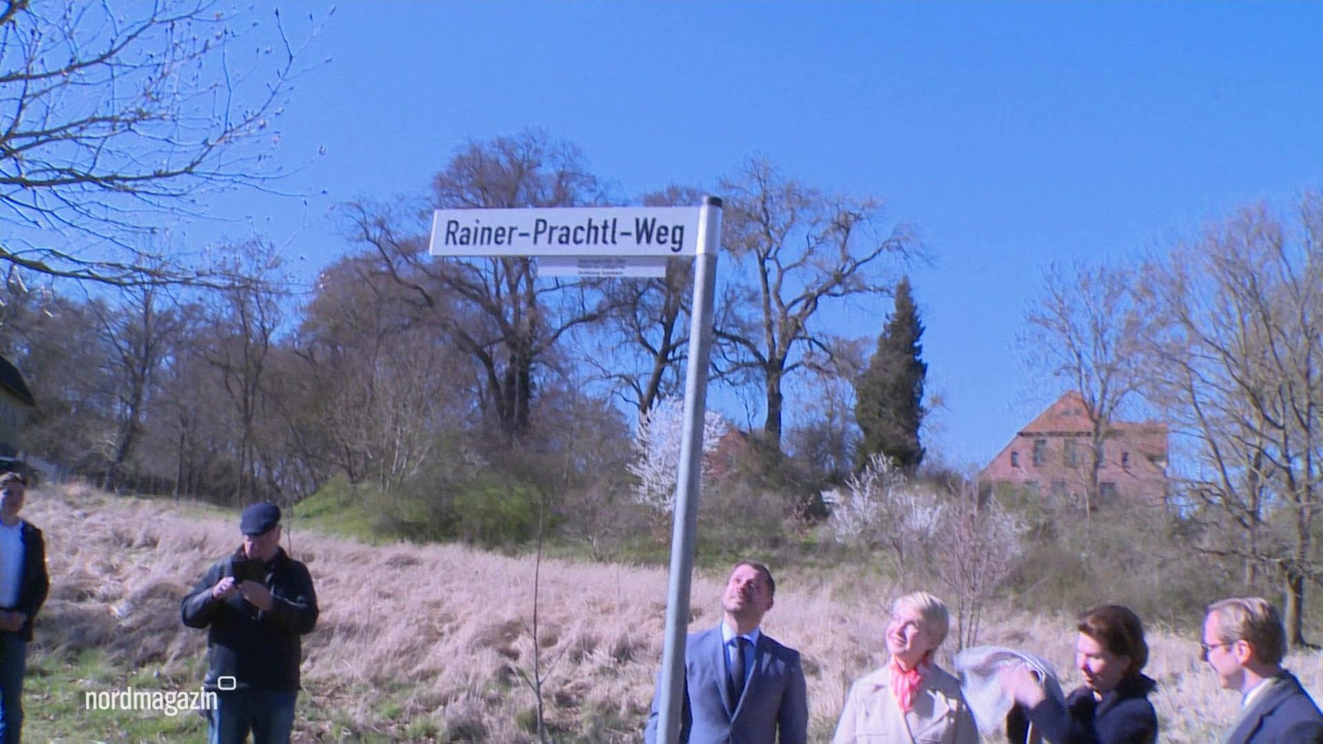 Das Straßenschild des Rainer-Prachtl-Wegs wird enthüllt. | Screenshot