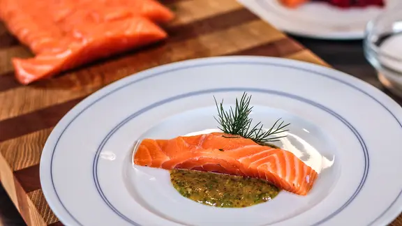 Gebeizter Lachs mit Honig-Senfsoße auf einem Teller serviert.