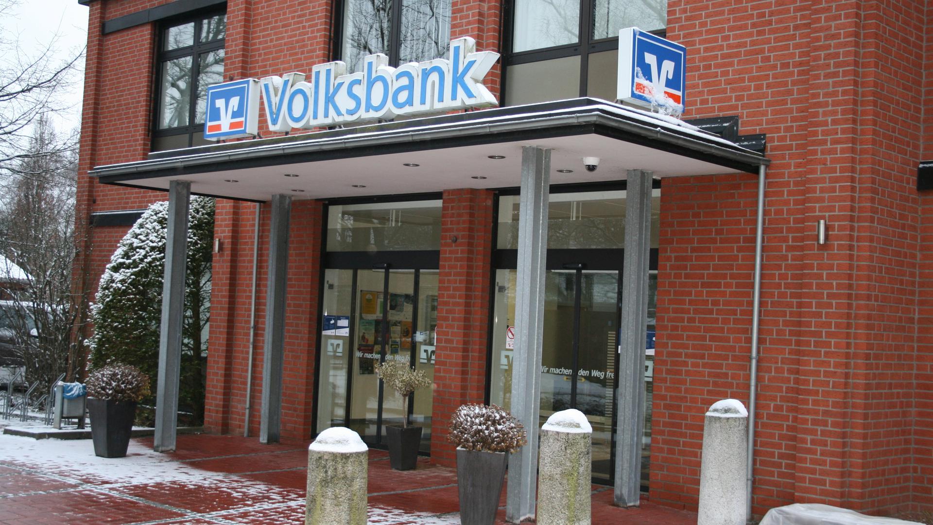 Außenansicht einer Volksbank-Filiale in Stuhr | dpa, Kai Moorschlatt