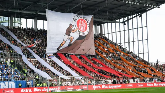 Choreografie der St.Pauli Fans vor Spielbeginn