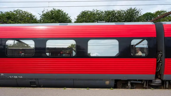Ein roter Fernzug steht auf einem Gleis. | picture-alliance / Zoonar | Werner Lerooy Ein roter Fernzug steht auf einem Gleis.