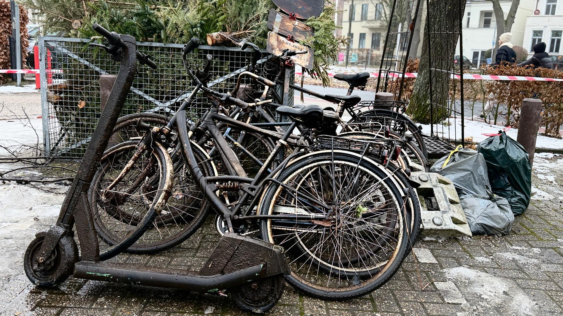 Einige Fahrräder, ein E-Scooter und mehrere Müllsäcke liegen auf dem Boden. | NDR, Pascal Klug