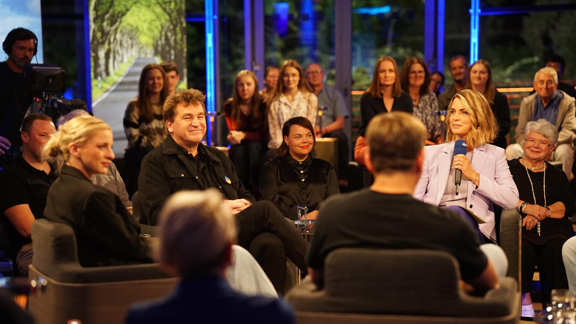 Deutsche Einheit im Gespräch: Jessy Wellmer beim NDR-Talk
