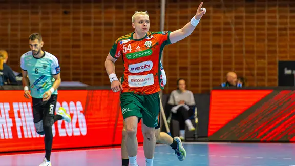 Justus Fischer (TSV Hannover-Burgdorf) jubelt gegen RK Nexe Nasice. | IMAGO / Jan Guenther Justus Fischer (TSV Hannover-Burgdorf) jubelt gegen RK Nexe Nasice.