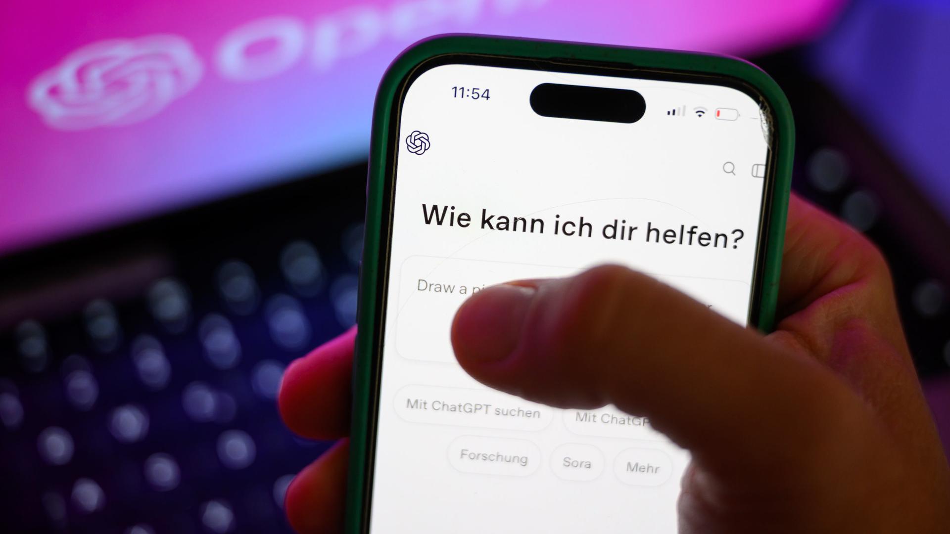 Der KI-Chatbot ChatGPT von OpenAI ist auf einem Smartphone-Display zu sehen. | picture alliance/dpa, Hendrik Schmidt