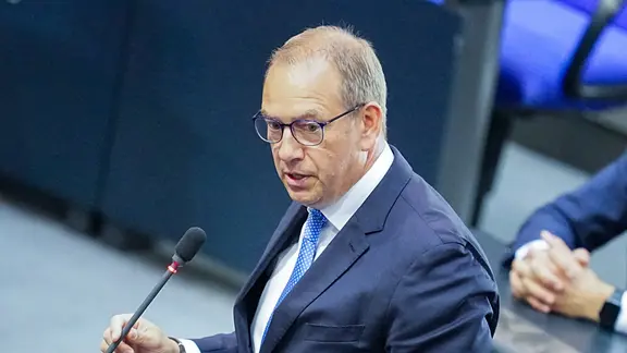 Henning Otte (CDU) spricht nach seiner Wahl als neuer Wehrbeauftragter des Bundestags. | dpa-Bildfunk, Michael Kappeler/dpa Henning Otte (CDU) spricht nach seiner Wahl als neuer Wehrbeauftragter des Bundestags.