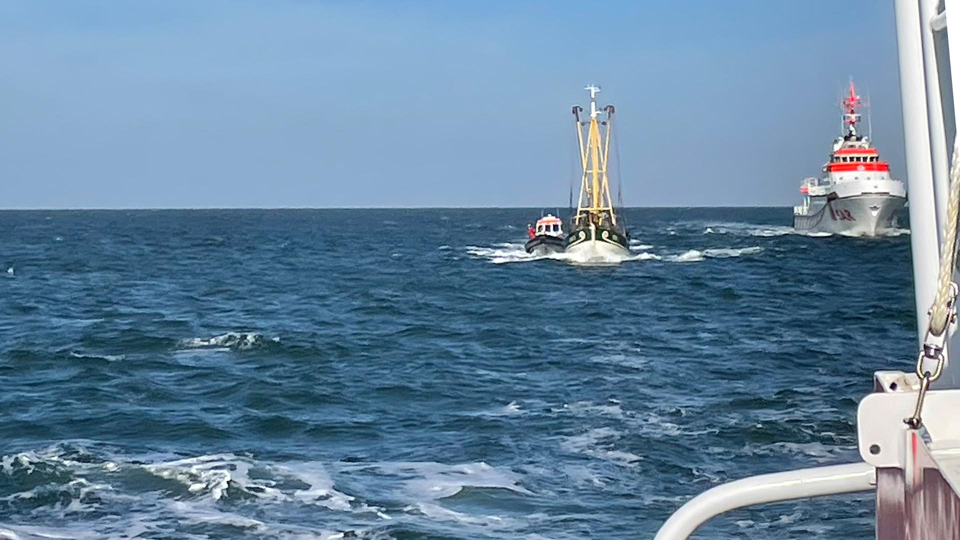 Ein Krabbenkutter wird von einem Boot der DGzRS abgeschleppt | Die Seenotretter – DGzRS