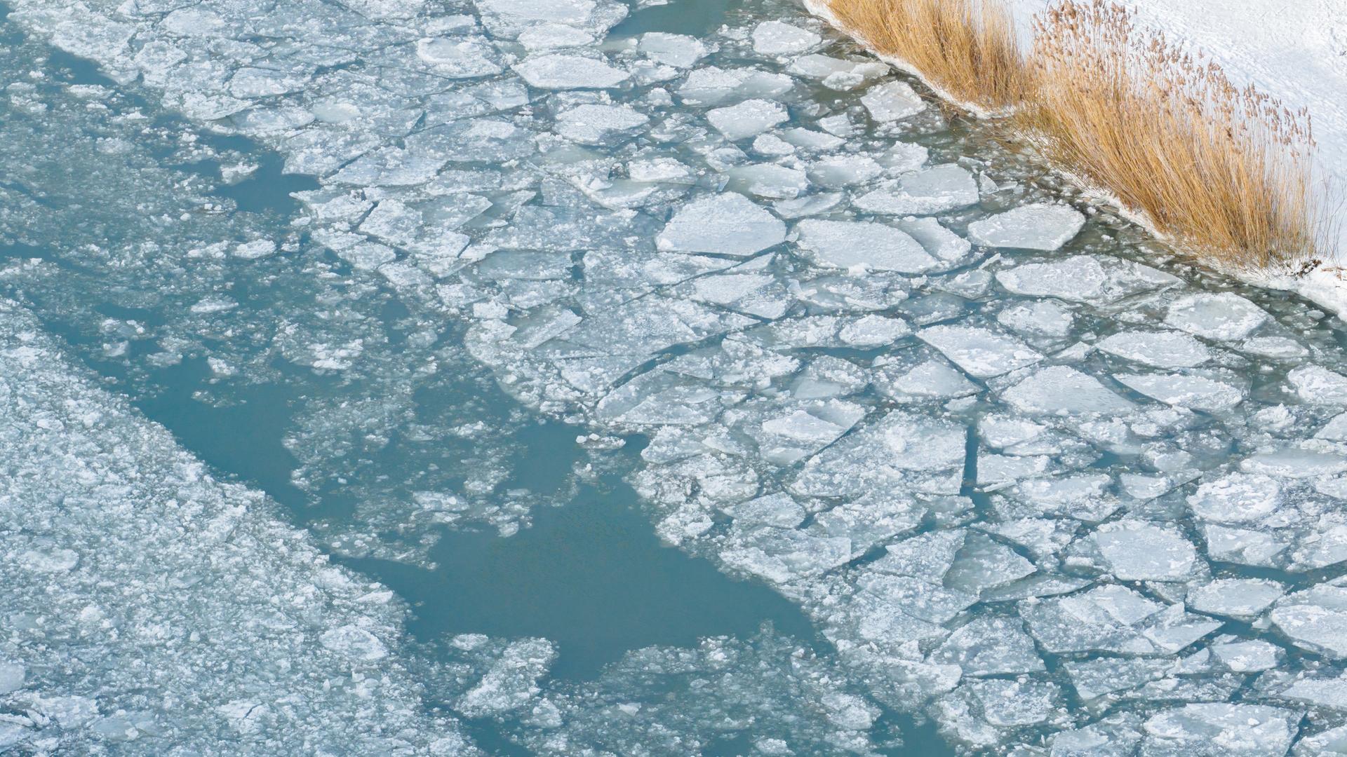 Niedersachsen, Sehnde: Eis schwimmt auf dem Mittellandkanal in der Region Hannover (Luftaufnahme mit Drohne).  | dpa-Bildfunk, Julian Stratenschulte