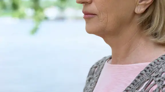 Der Hals einer Frau in der Seitenansicht
