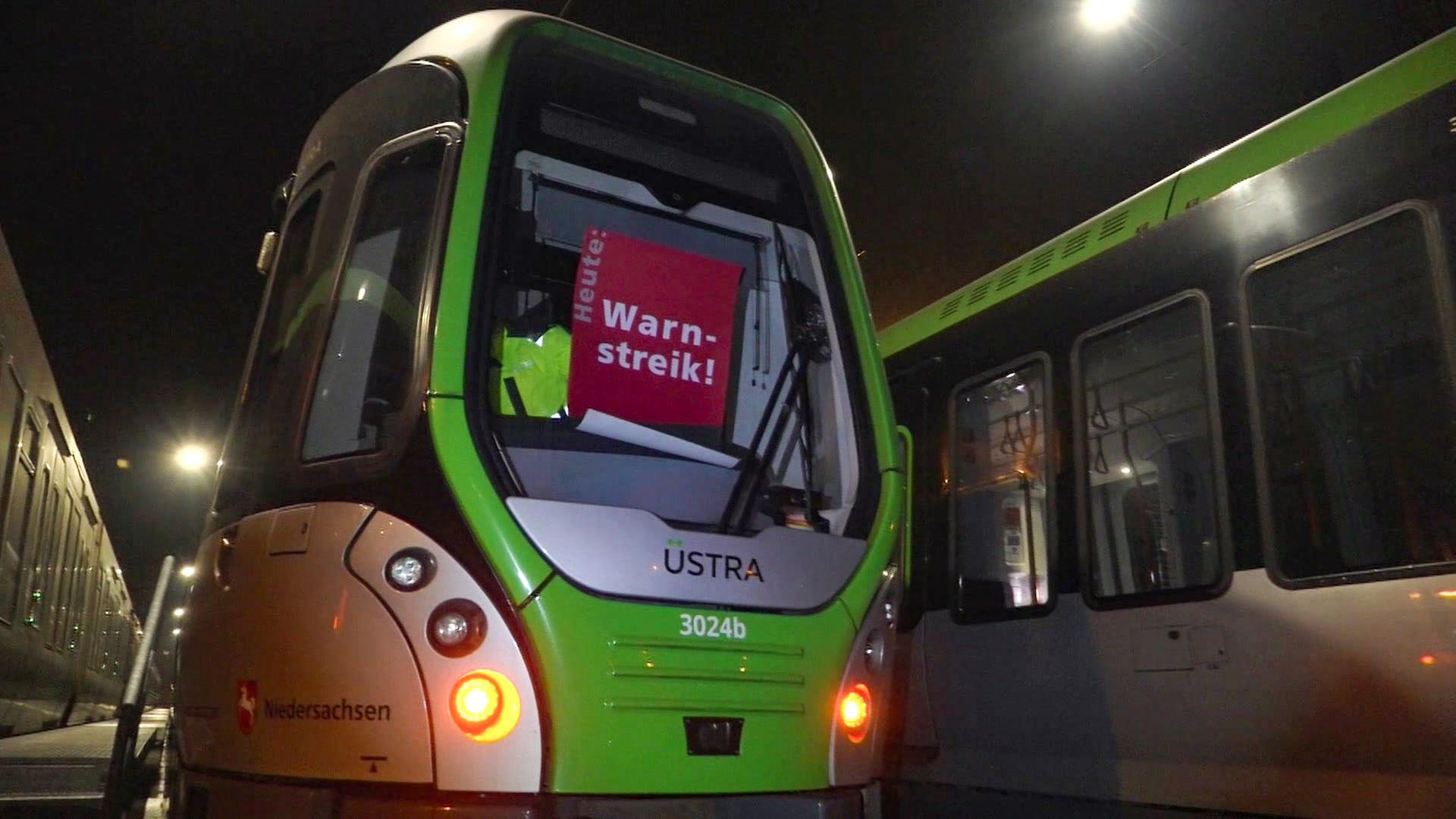 Eine Bahn steht während eines Warnstreiks in Hannover im Depot. | Nord-West-Media TV