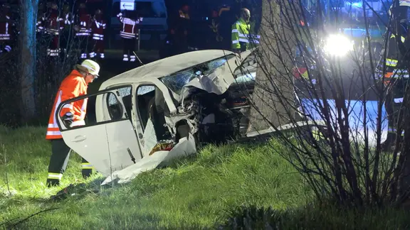 Rettungskräfte sind bei einem tödlichen Autounfall in Hemmoor beschäftigt.