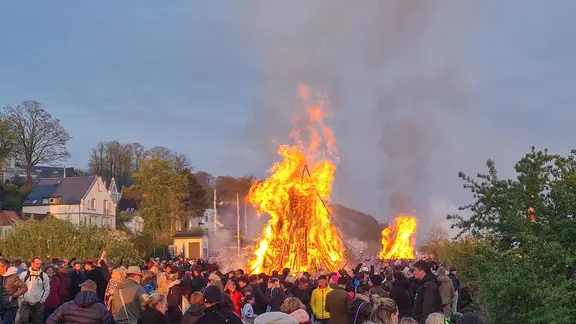 Osterfeuer 2025 am Hamburger Elbstrand Höhe Blankenese