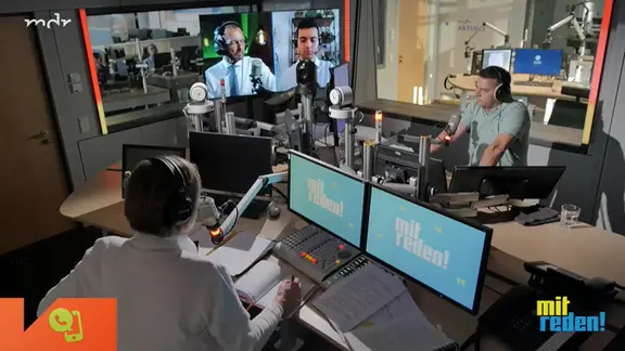 "Mitreden!"-Moderator Stefan Rank diskutiert mit seinen Gästen im Studio.