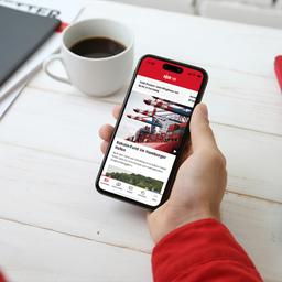 Eine Hand Hält ein Smartphone mit der NDR Hamburg App.