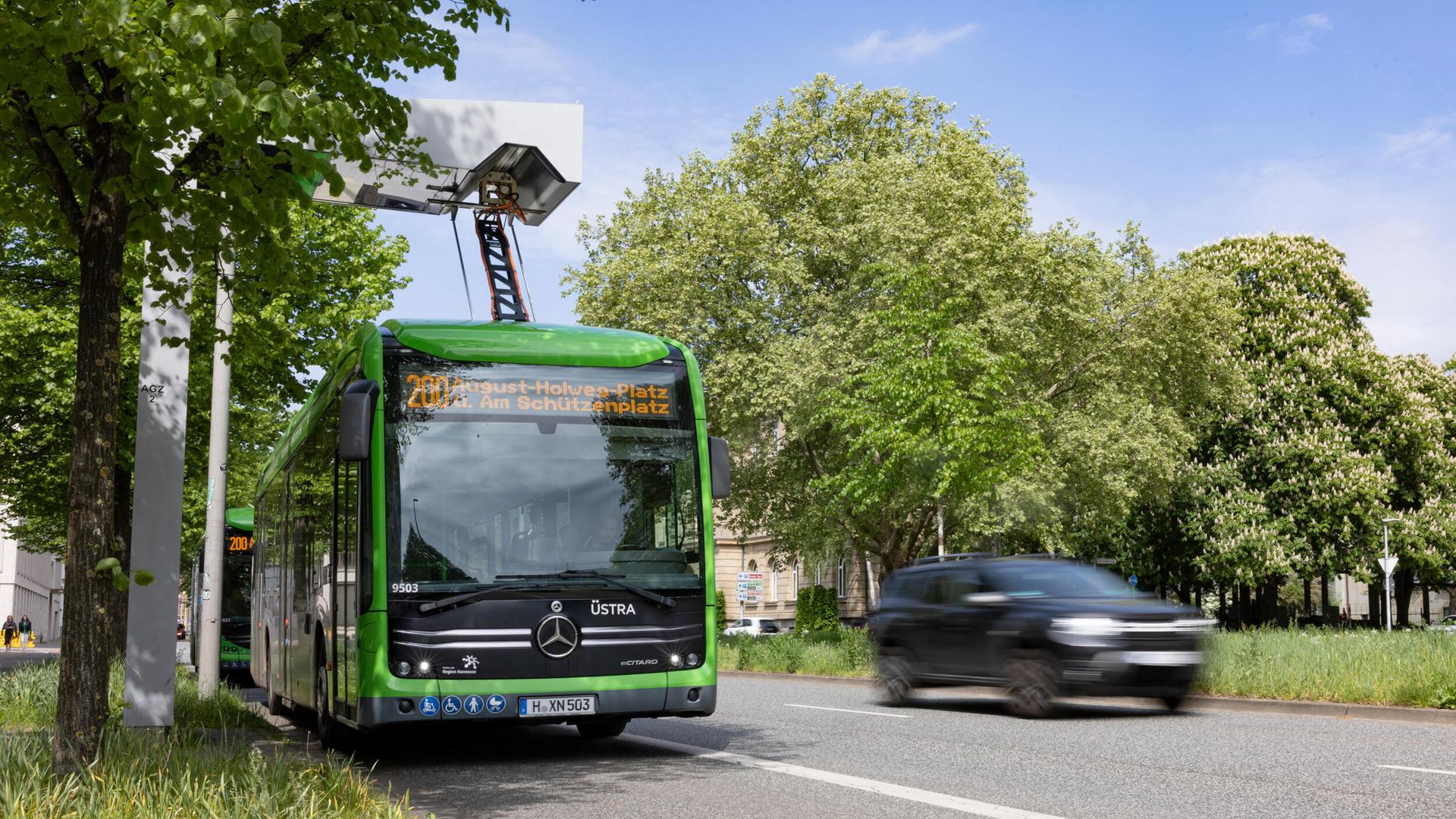 Ein Elektrobus an einer Ladestation in Hannover | picture alliance / dpa, Paul-Philipp Braun
