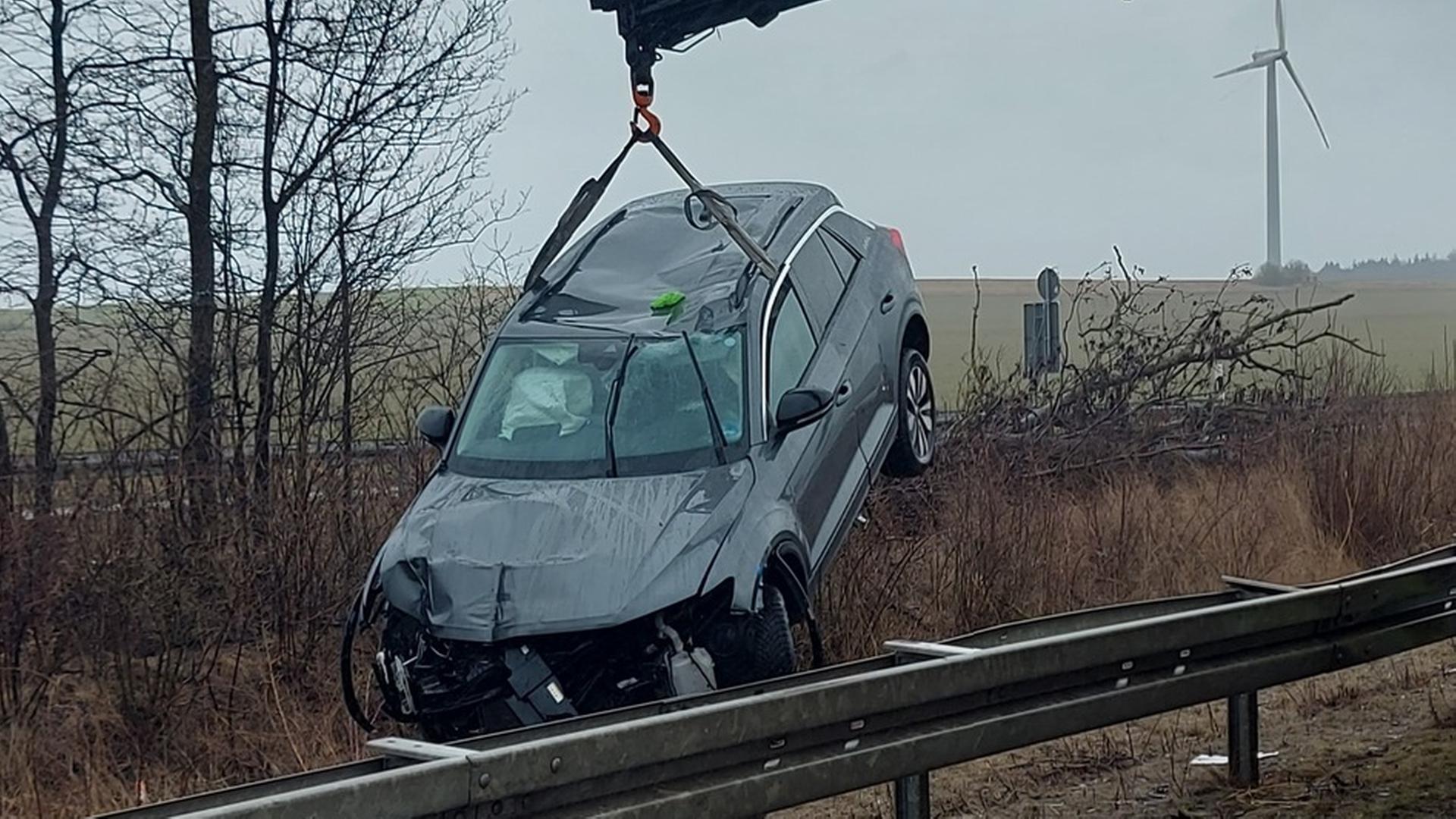 Unfall auf A7: Ein 18-Jähriger ist mit einem Auto von der Fahrbahn abgekommen. | Polizeiinspektion Hildesheim