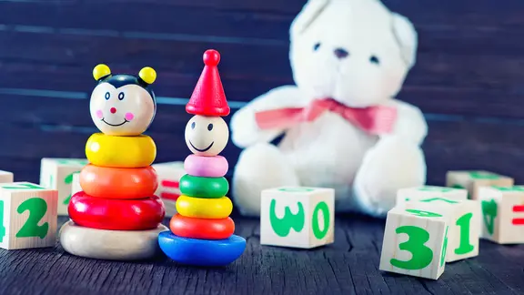 Verschiedenes Spielzeug aus Holz, im HIUntergrund ein Teddybär. | Colourbox, Haivoronska Y Verschiedenes Spielzeug aus Holz, im HIUntergrund ein Teddybär.