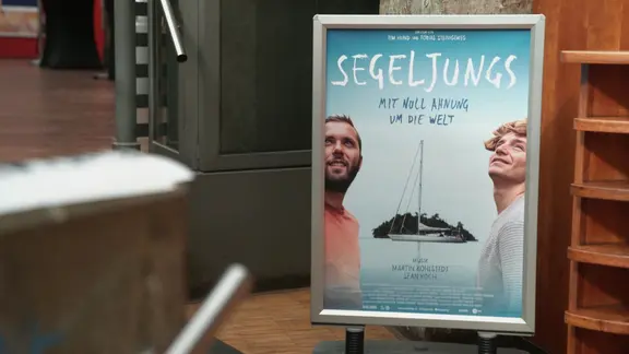 Plakat mit zwei Männern und einem Segelschiff zum Film Segeljungs.