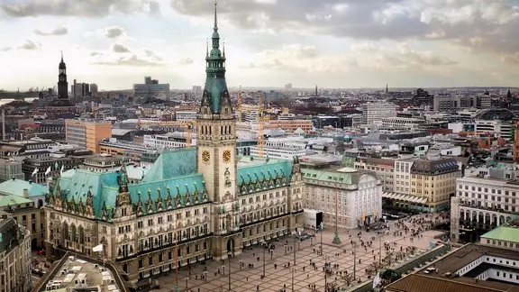 Hamburger Rathaus von dem Turm der Petrikirche aus fotografiert.