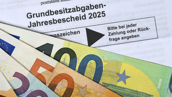 "Jährlicher Steuerbescheid der Grundsteuer 2025" ist in einem offiziellen Schreiben nachzulesen, unter dem sich mehrere Rechnungen befinden. | Image Alliance / imageBROKER | Michael Weber, Michael Weber "Jährlicher Steuerbescheid der Grundsteuer 2025" ist in einem offiziellen Schreiben nachzulesen, unter dem sich mehrere Rechnungen befinden.