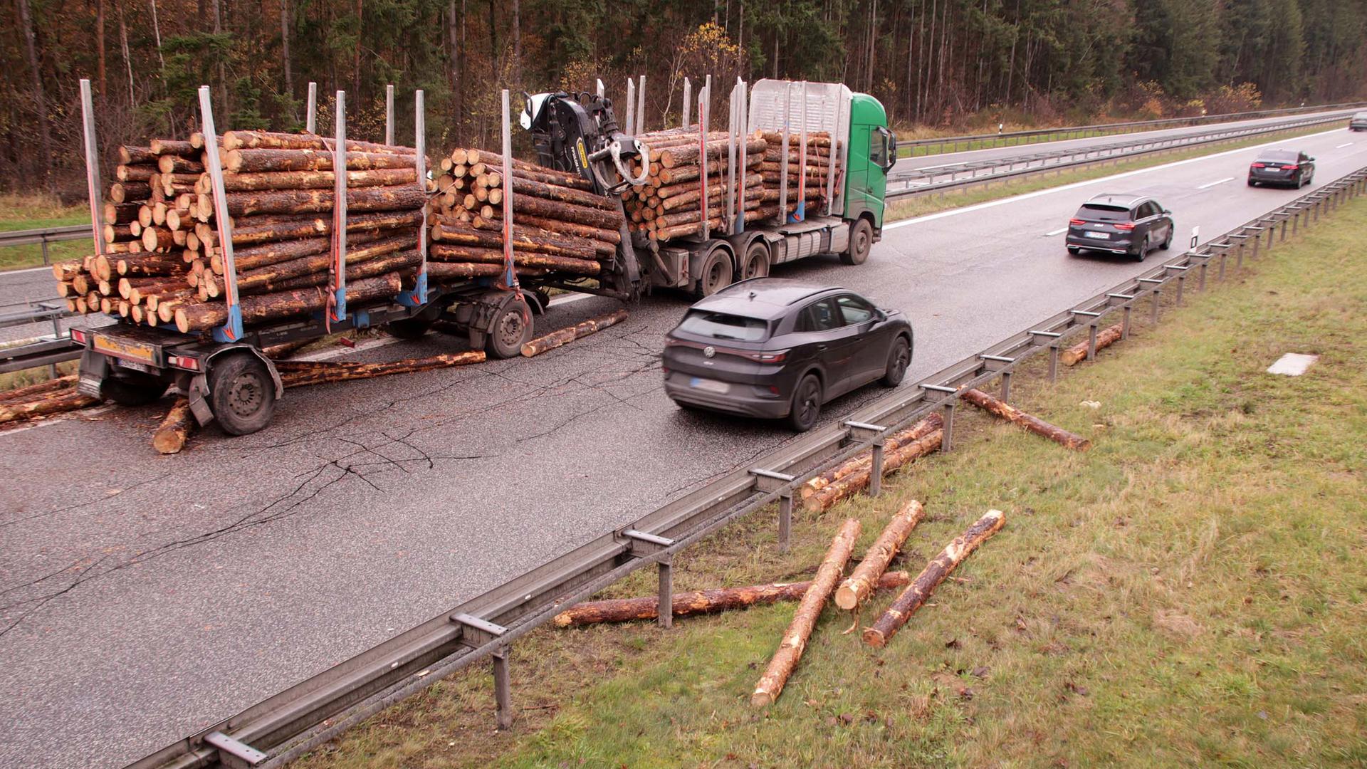 Lkw verliert durch Unfall Holz: Lange Sperrung auf A14