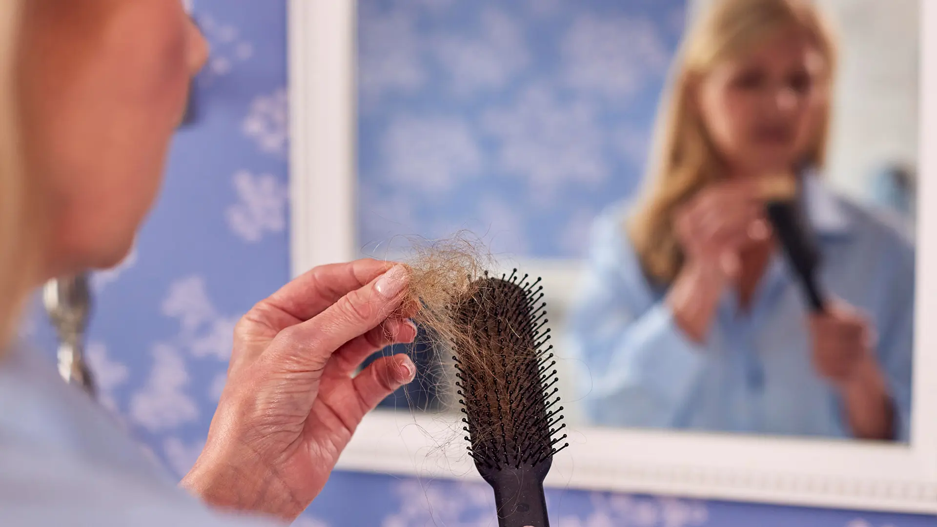 Haarausfall bei Frauen: Ursachen und Behandlung