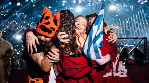 Dara aus Bulgarien jubelt mit anderen ESC-Acts im Greenroom.