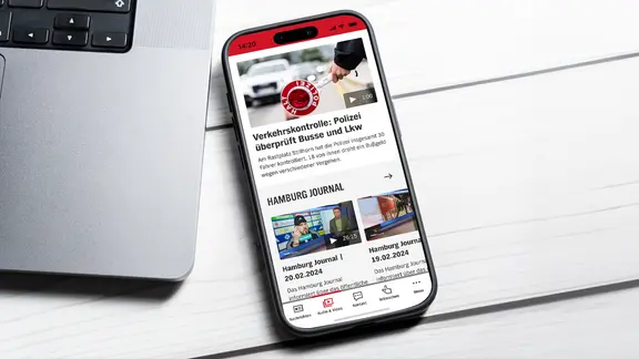 Ein Smartphone mit der NDR Hamburg App.