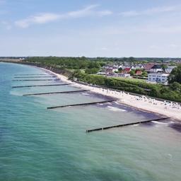 Blick aus der Luftperspektive auf einen Ostseestrand bei sommerlichem Wetter