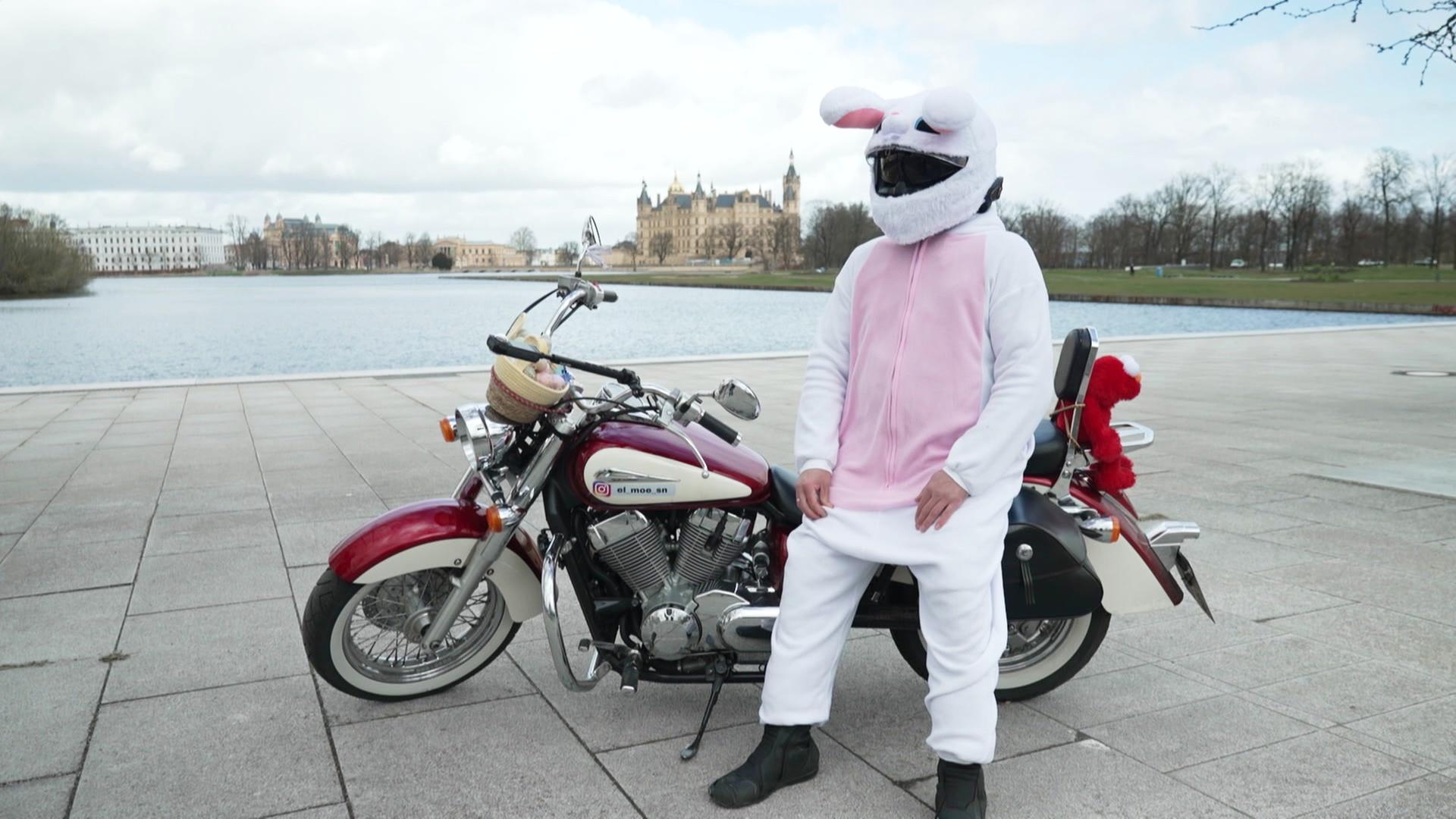 Der Biker-Osterhase: Eier-Lieferung per Motorrad