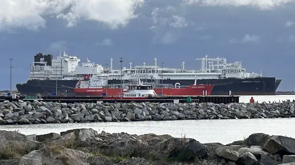Die "Coral Energy" liegt Mitte September 2024 am LNG-Terminal in Mukran auf Rügen.