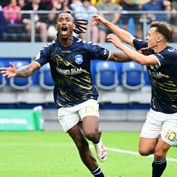 Obinna Iloka (M.) und Jonathan Stöver von Phönix Lübeck bejubeln einen Treffer.