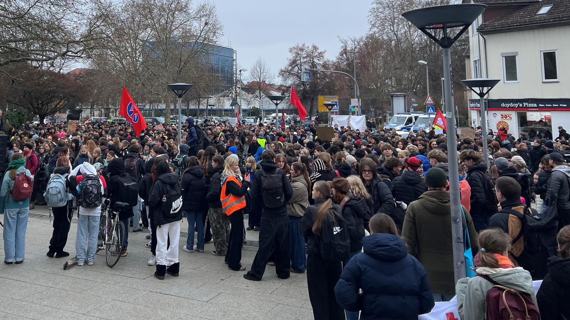 Schülerinnen und Schüler demonstrieren in Göttingen gegen eine mögliche Wehrpflicht. | NDR / Jan Fragel