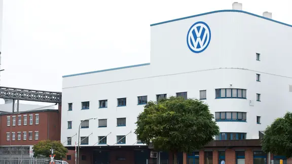 Das VW-Logo ist an einem Gebäude im Volkswagenwerk in Osnabrück zu sehen.