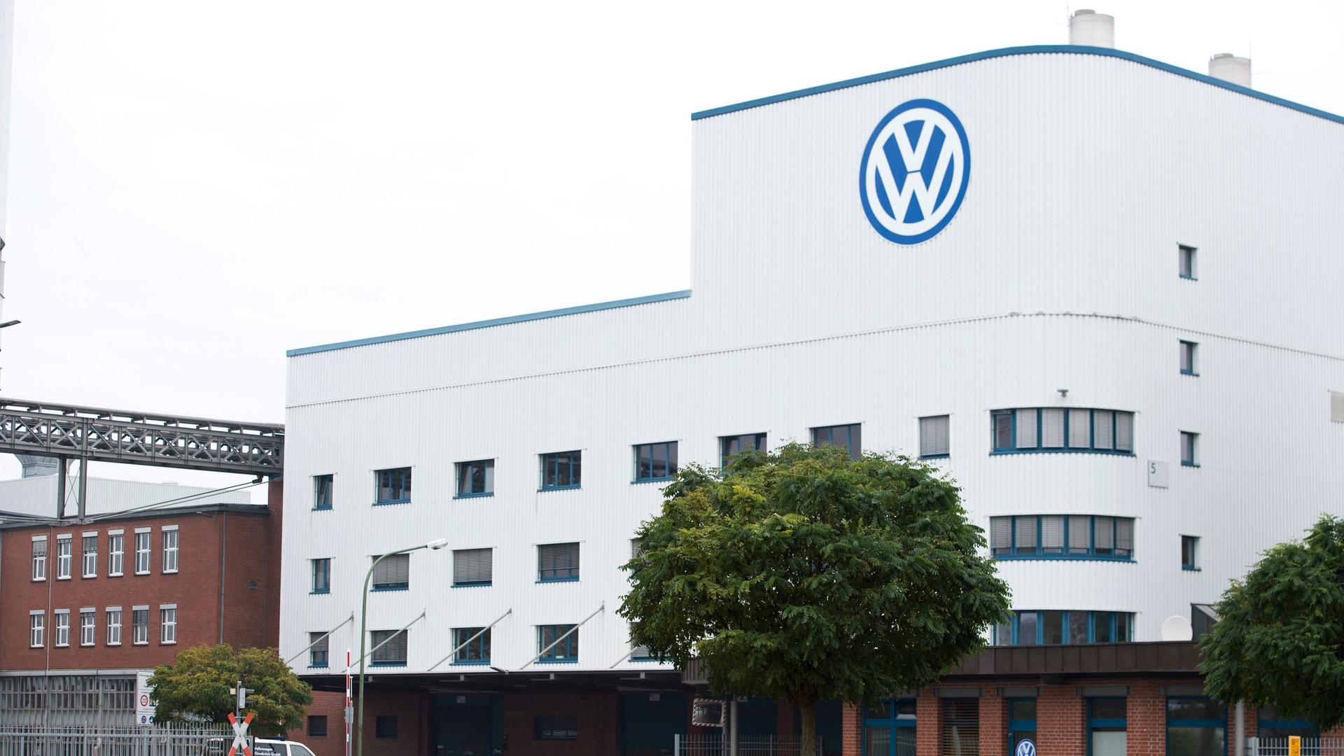 Das VW-Logo ist an einem Gebäude im Volkswagenwerk in Osnabrück zu sehen. | picture alliance / dpa, Philipp Hülsmann