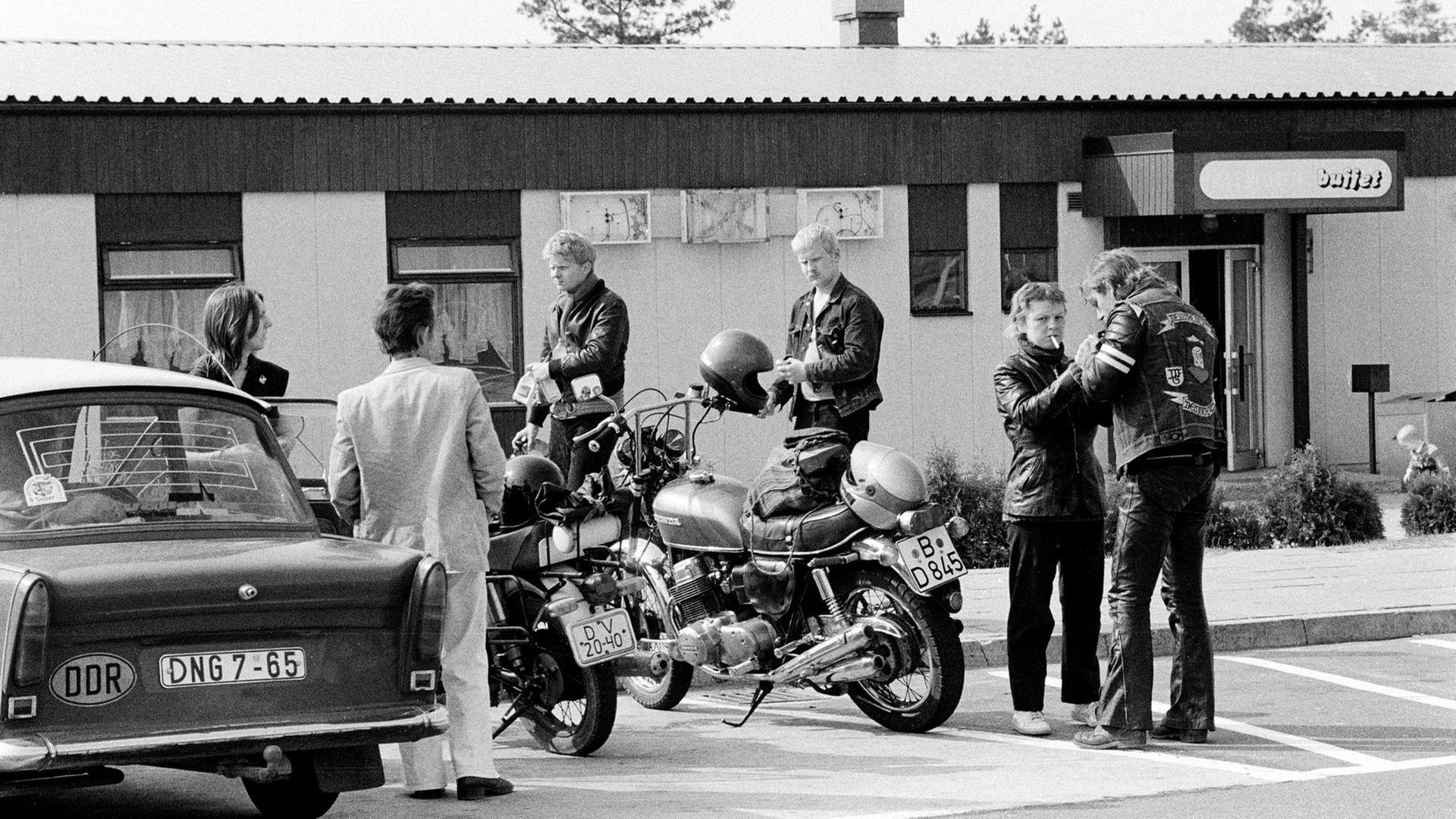 Autofahrer und Motorradfahrer aus der DDR und der Bundesrepublik Deutschland auf der Autobahnraststätte Walsleben-West der A24 als Transitstrecke Hamburg-Berlin, Aufnahme von 1985. | picture alliance / imageBROKER, Carsten Milbret