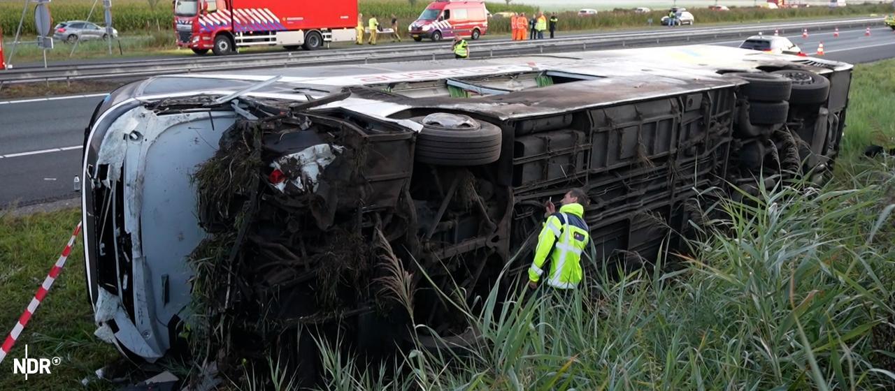 Der verunfallte Bus bei Tageslicht