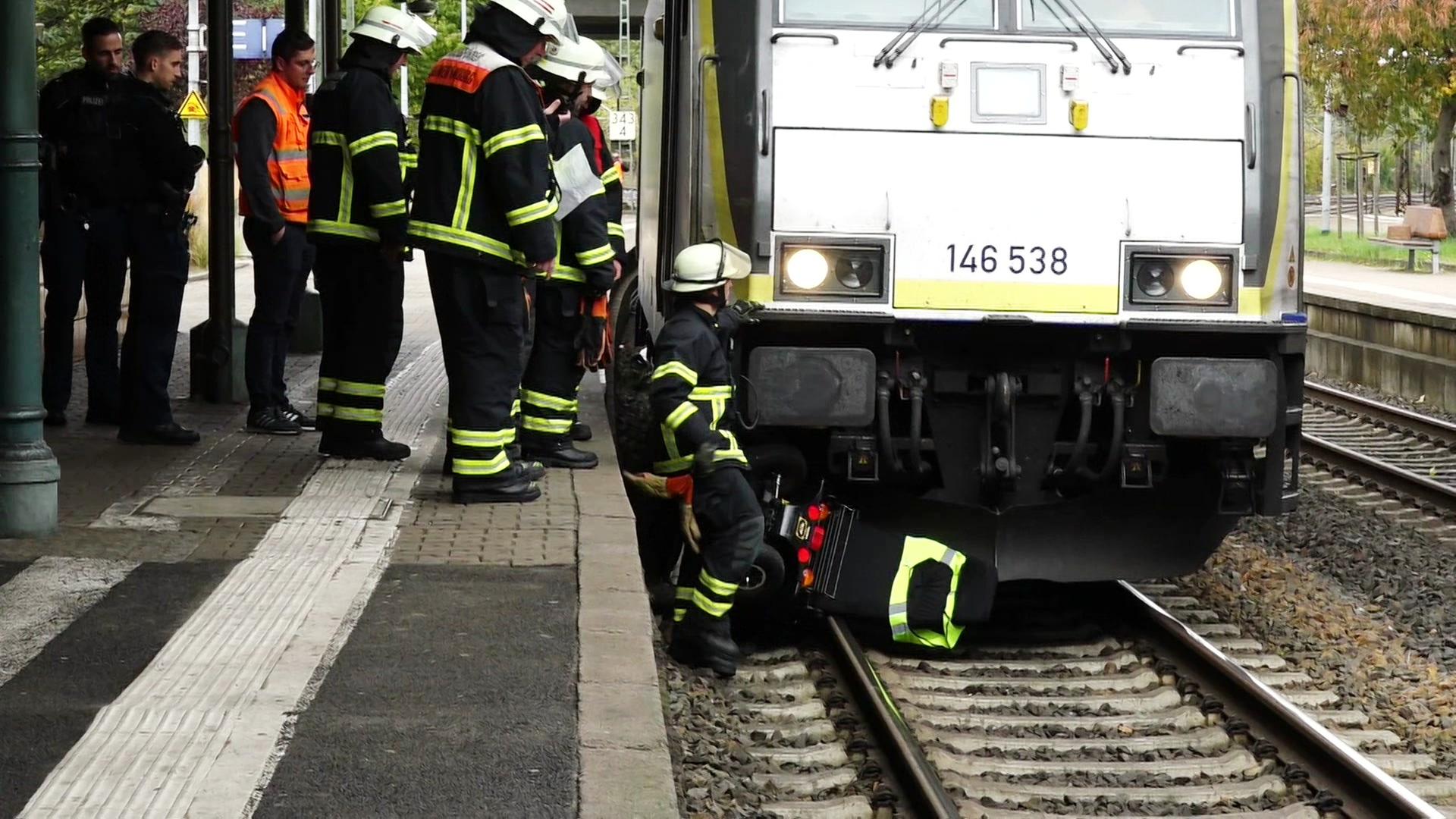 Bahnhof Harburg: Rollstuhlfahrer ins Gleisbett gestürzt