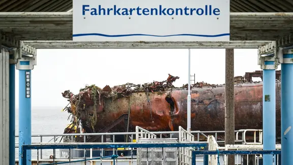 Im Hafen von Cuxhaven liegt ein über 100 Jahre altes deutsches U-Boot-Wrack.