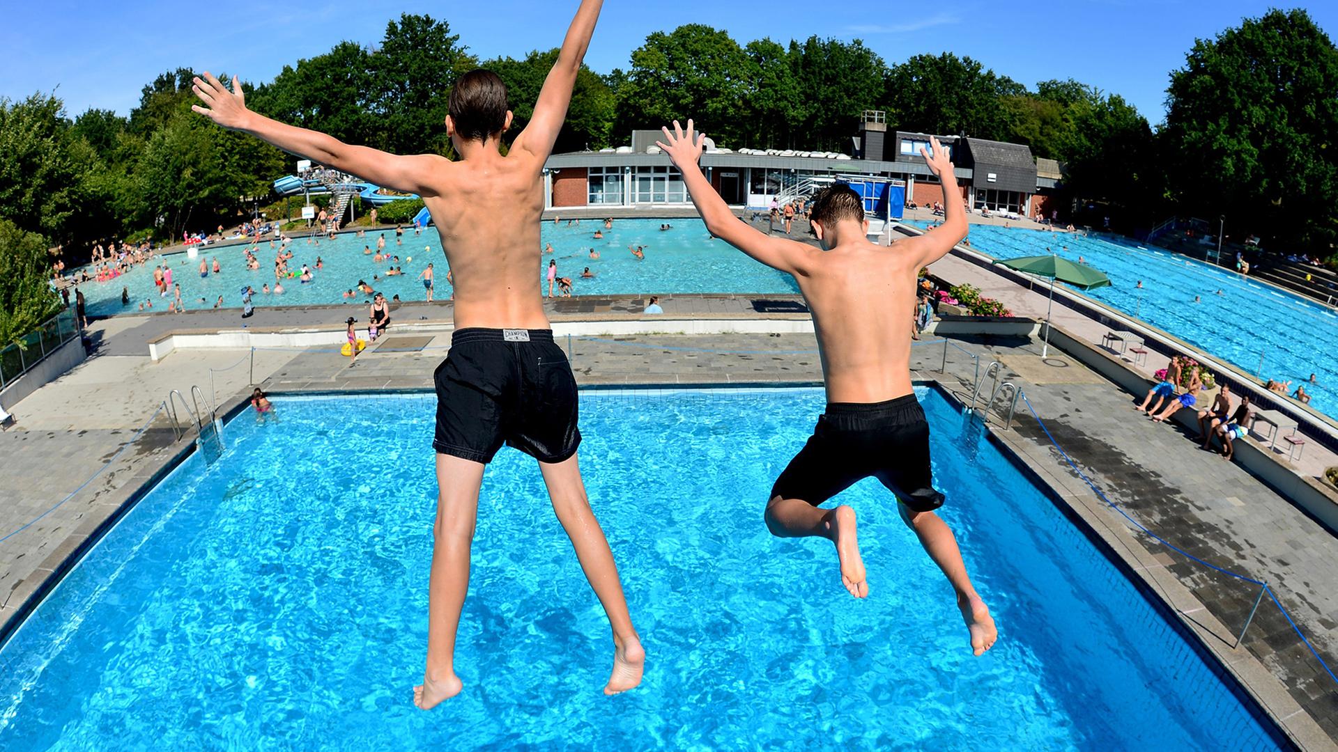 Bademeister und Co. gesucht: Viele Schwimmbäder suchen Personal