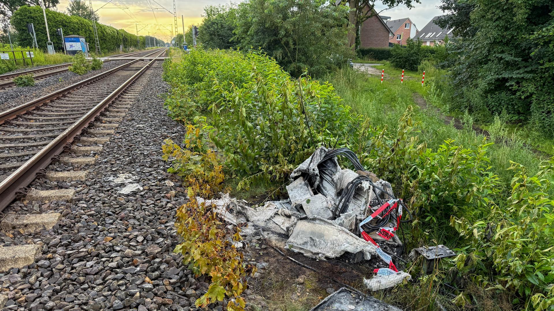Vom Verteilerkasten bei Neu Wulmstorf ist nach dem Feuer nicht mehr viel Ã¼brig. | JOTO