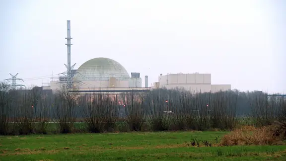 Ein Blick auf das Atomkraftwerk in Brokdorf.