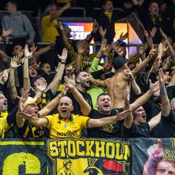 Fans von  Aris Thessaloniki in der Rostocker Stadthalle